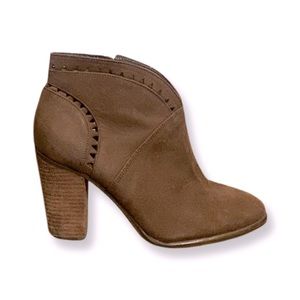 Stunning Vince Camuto suede tan boots